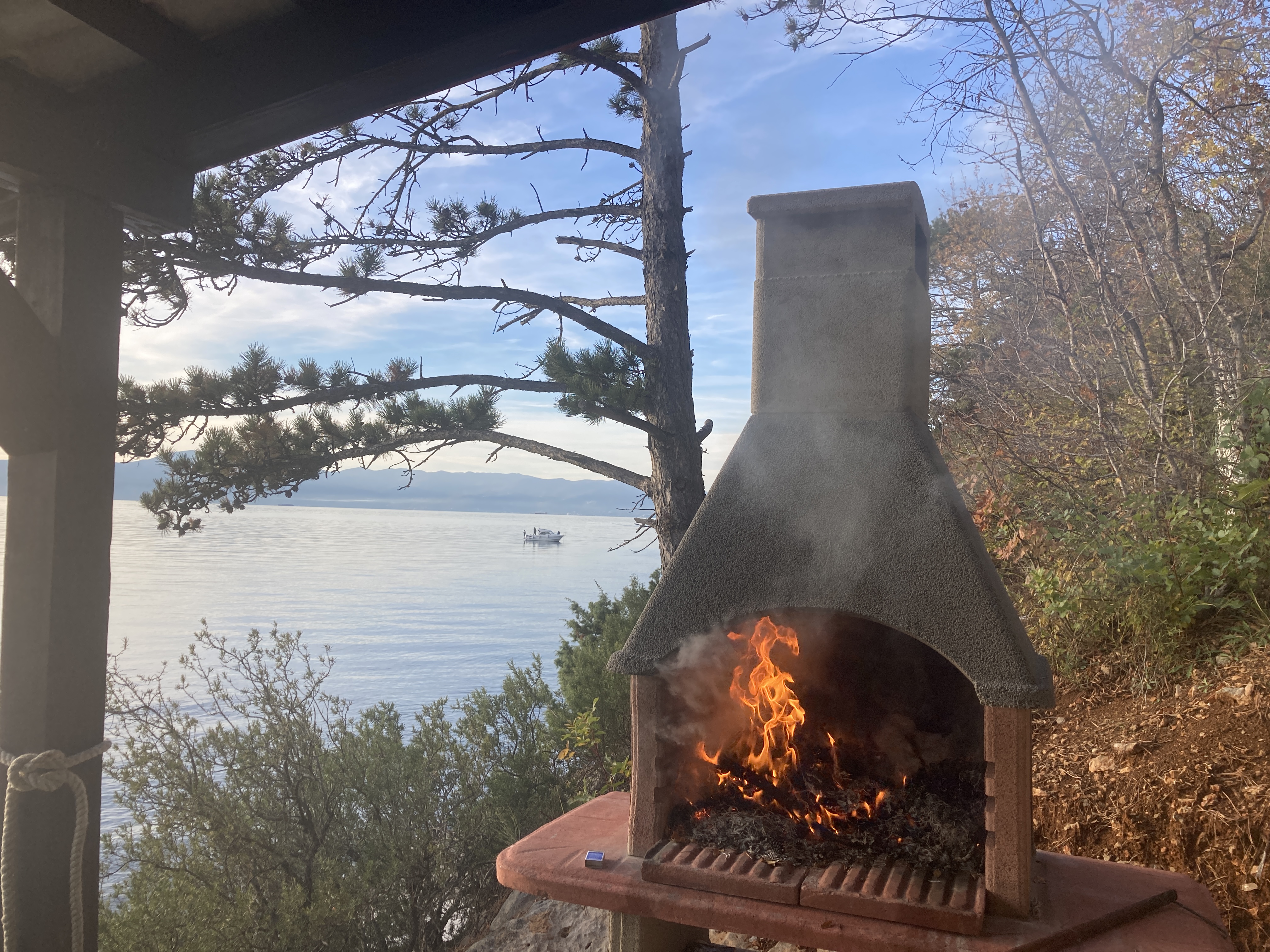 Casa Capetana outdoor fireplace and barbecue with sea view