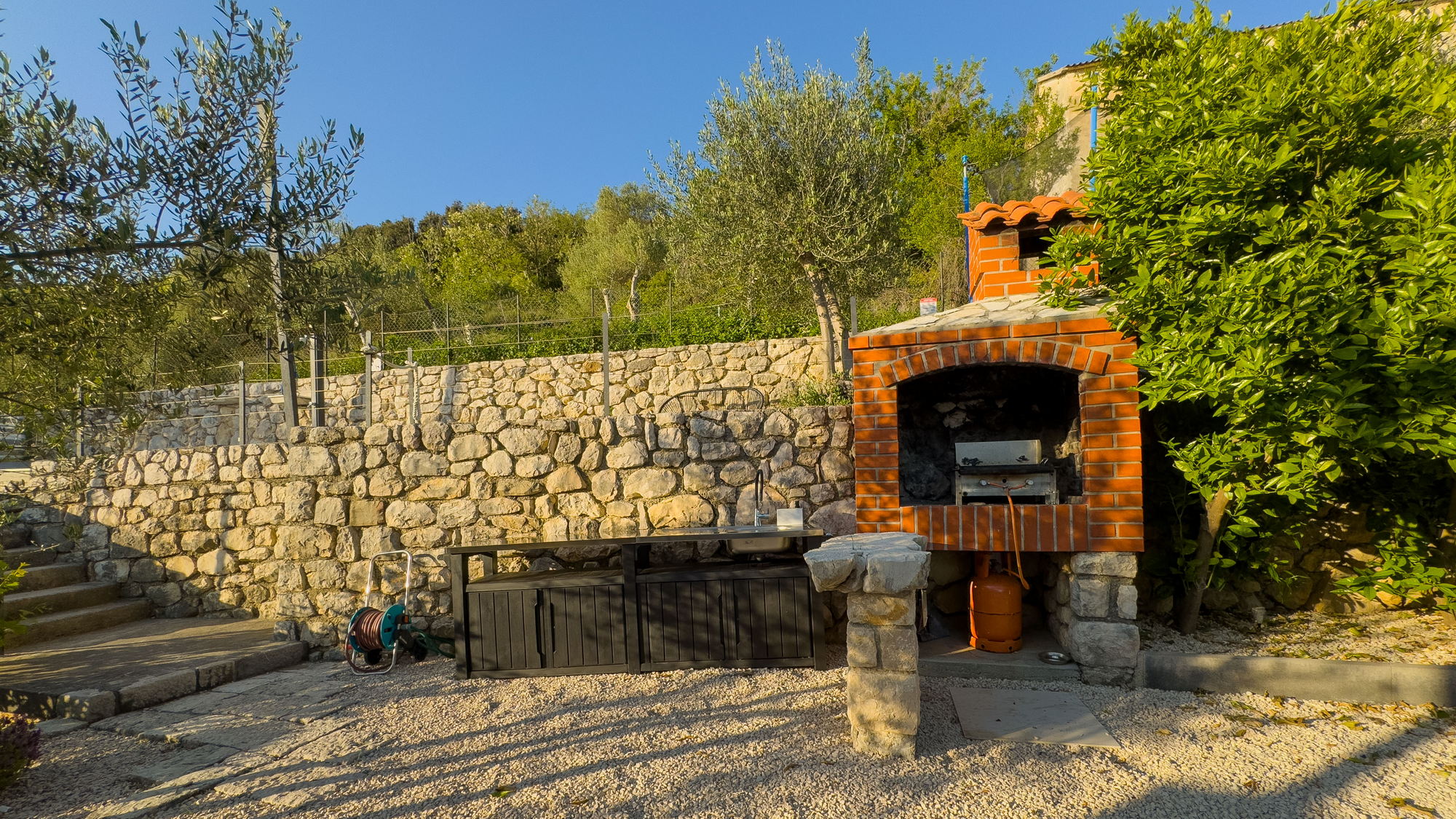 Zunanja kuhinja in zidani žar pri Docks Holiday Rab